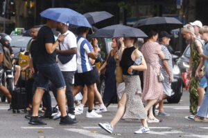 Aunque ligeras de momento, este martes han caído sobre Barcelona las primeras y necesarias lluvias tras la ola de calor que ha afectado a la península durante los últimos días.EFE/ Quique García
