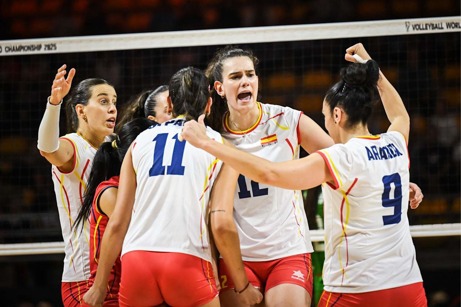 Las jugadoras de España celebran un punto ante Bulgaría en el último partido de la fase de grupos del Mundial de Voleibol que se disputa en Tailandiaa. EFE/Foto cedida por Federación de Voleibol