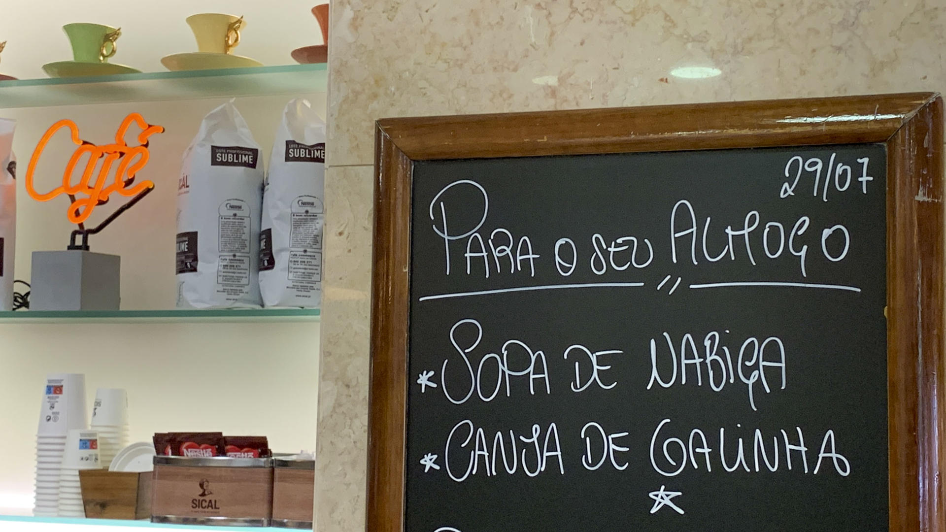 Detalle del menú de la cafetería Herculano de Lisboa, en el que la sopa de nabo y caldo de gallina figuran como la sopa del día: un clásico de la cocina portuguesa que se consume en caliente durante todo el año, incluso en verano. EFE/Carlos Caselles
