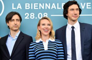 Fotografía de archivo del director estadounidense Noah Baumbach (izq.), los actores estadounidenses Scarlett Johansson (centro) y Adam Driver (der.) posan en una sesión fotográfica para 'Marriage Story' durante el 76º Festival Internacional de Cine de Venecia, en Venecia, Italia, el 29 de agosto de 2019. EFE/EPA/Ettore Ferrari