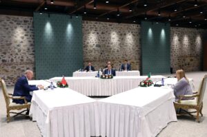 Una foto facilitada por la Oficina de Prensa de la Presidencia Turca muestra a la primera ministra italiana Giorgia Meloni (D), al primer ministro interino de Libia Abdul Hamid Dbeibeh (C) y al presidente turco Recep Tayyip Erdogan (I) asistiendo a una cumbre de cooperación Turquía-Italia-Libia en Estambul, Turquía, 01 de agosto de 2025. (Italia, Libia, Turquía, Estambul) EFE/EPA/TURKISH PRESIDENTIAL PRESS OFFICE / HANDOUT HANDOUT EDITORIAL USE ONLY/NO SALES