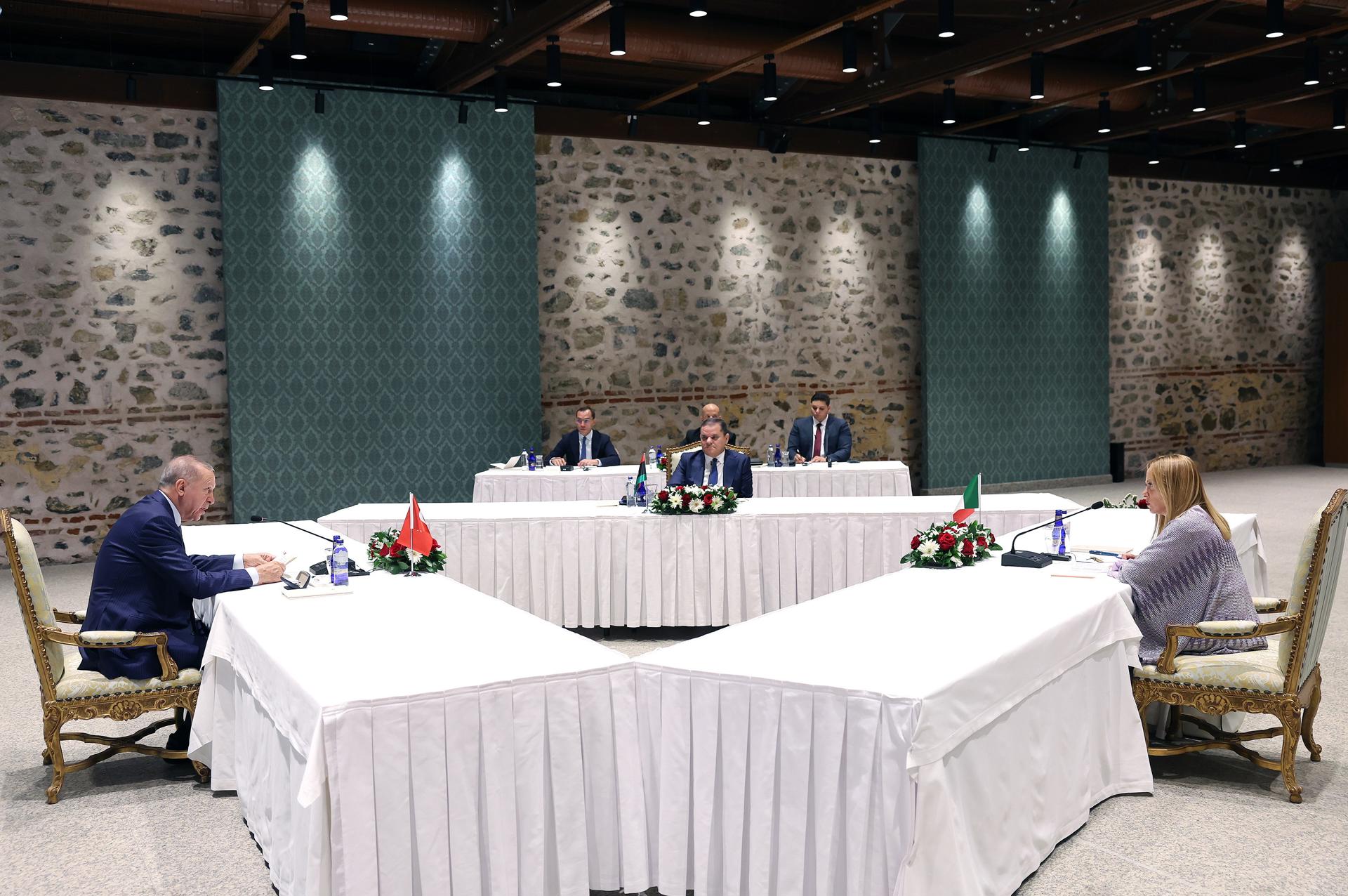 Una foto facilitada por la Oficina de Prensa de la Presidencia Turca muestra a la primera ministra italiana Giorgia Meloni (D), al primer ministro interino de Libia Abdul Hamid Dbeibeh (C) y al presidente turco Recep Tayyip Erdogan (I) asistiendo a una cumbre de cooperación Turquía-Italia-Libia en Estambul, Turquía, 01 de agosto de 2025. (Italia, Libia, Turquía, Estambul) EFE/EPA/TURKISH PRESIDENTIAL PRESS OFFICE / HANDOUT HANDOUT EDITORIAL USE ONLY/NO SALES