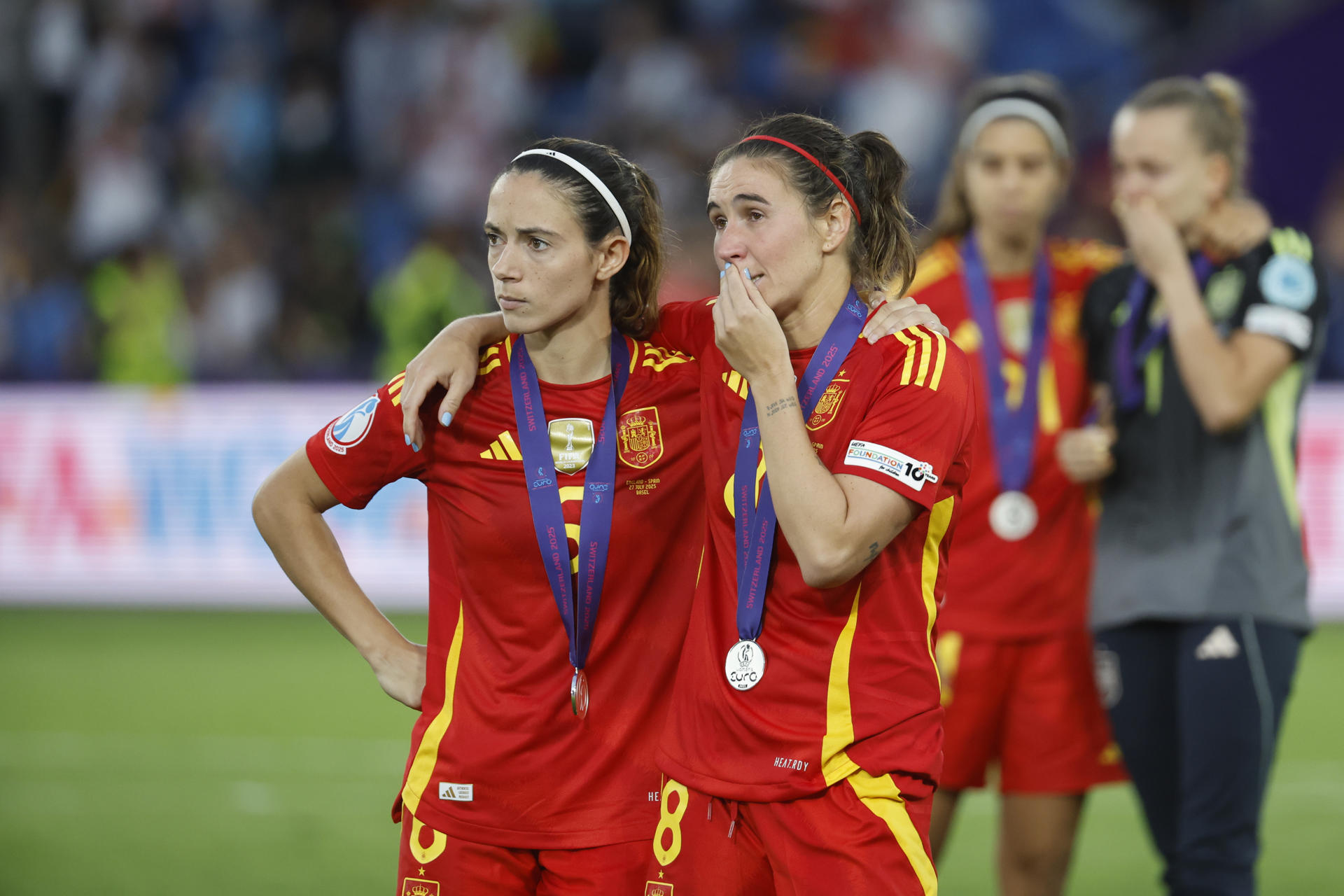 Las jugadoras de la selección española, Aitana Bonmatí y Mariona Caldentey, tras recibir la medalla de subcampeonas de la final de la Eurocopa Femenina 2025. EFE/ Ana Escobar.