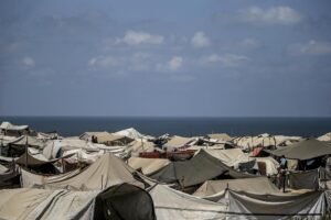 Carpas de palestinos desplazados internamente, que huyeron del este de la ciudad de Gaza y del norte de Gaza, cerca de los escombros de edificios destruidos en el oeste de la Franja de Gaza Norte. EFE/MOHAMMED SABER