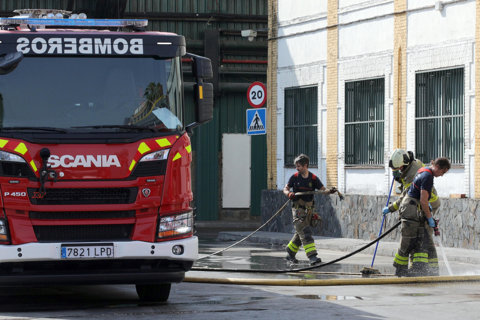 Bomberos trabajan en la extinción de un incendio en la fábrica de Aceites Sierra Sur, en el que fallecieron dos trabajadores en la madrugada de este domingo, en la localidad Granadina de Pinos Puente., cuyo ayuntamiento ha decretado tres días de luto oficial y ha suspendido sus fiestas de agosto. EFE/ Pepe Torres

