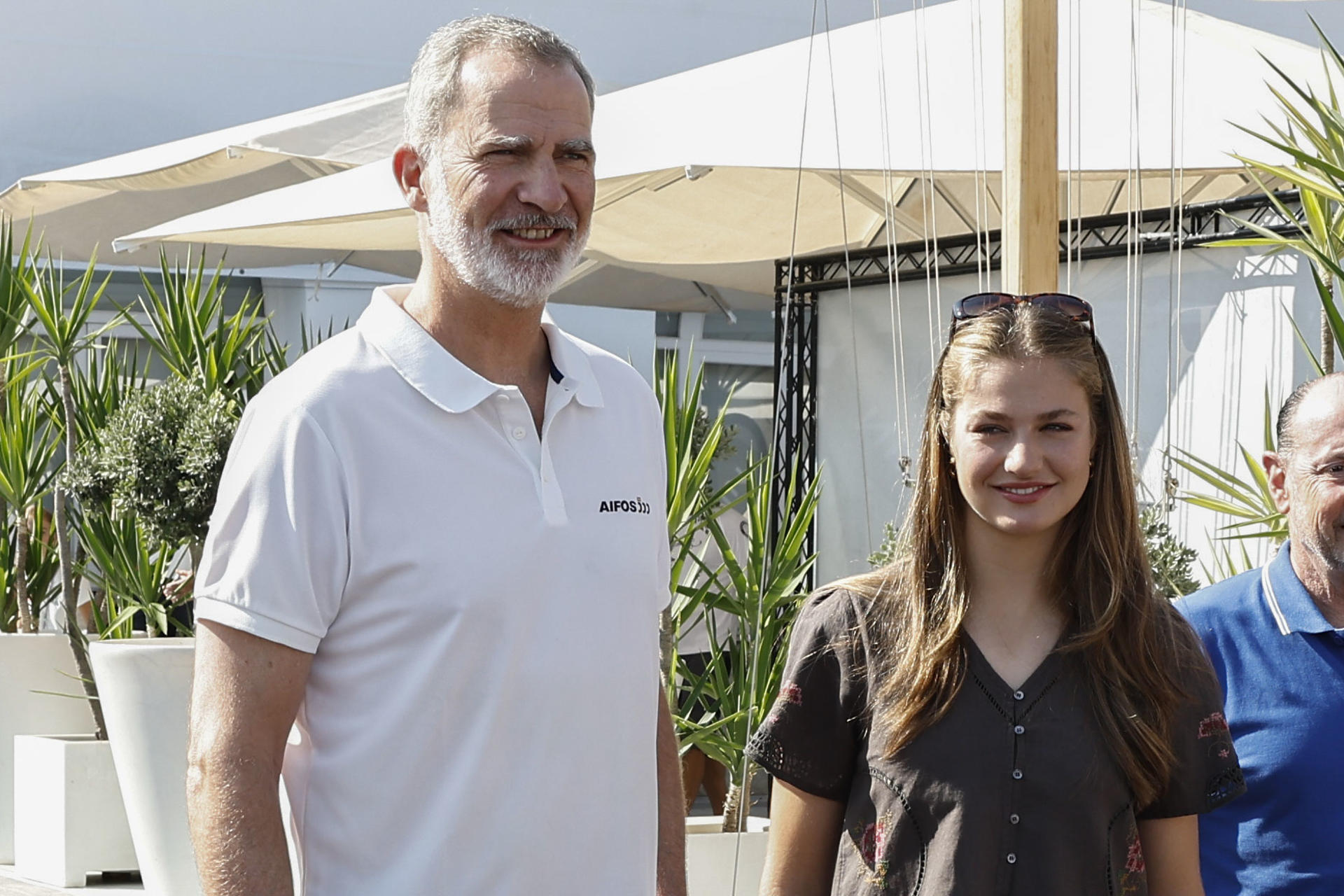 El rey Felipe VI y la princesa Leonor, a su llegada al Club Náutico de Palma donde se celebra la última etapa de la Copa del Rey Mapfre, este sábado. EFE/Ballesteros
