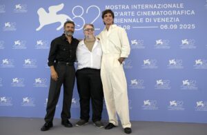 Guillermo del Toro está obsesionado con el 'Frankenstein' de Mary Shelley desde que tenía siete años y como cineasta lleva soñando con llevarlo a la pantalla desde al menos 30. Este sábado por fin lo presentó, en la competición del Festival de Venecia, y se siente más que aliviado: "Ahora me puedo quitar la presión".
EFE/EPA/RICCARDO ANTIMIANI