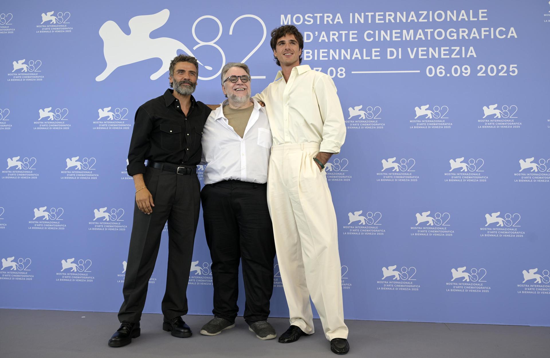 Guillermo del Toro está obsesionado con el 'Frankenstein' de Mary Shelley desde que tenía siete años y como cineasta lleva soñando con llevarlo a la pantalla desde al menos 30. Este sábado por fin lo presentó, en la competición del Festival de Venecia, y se siente más que aliviado: "Ahora me puedo quitar la presión".
EFE/EPA/RICCARDO ANTIMIANI