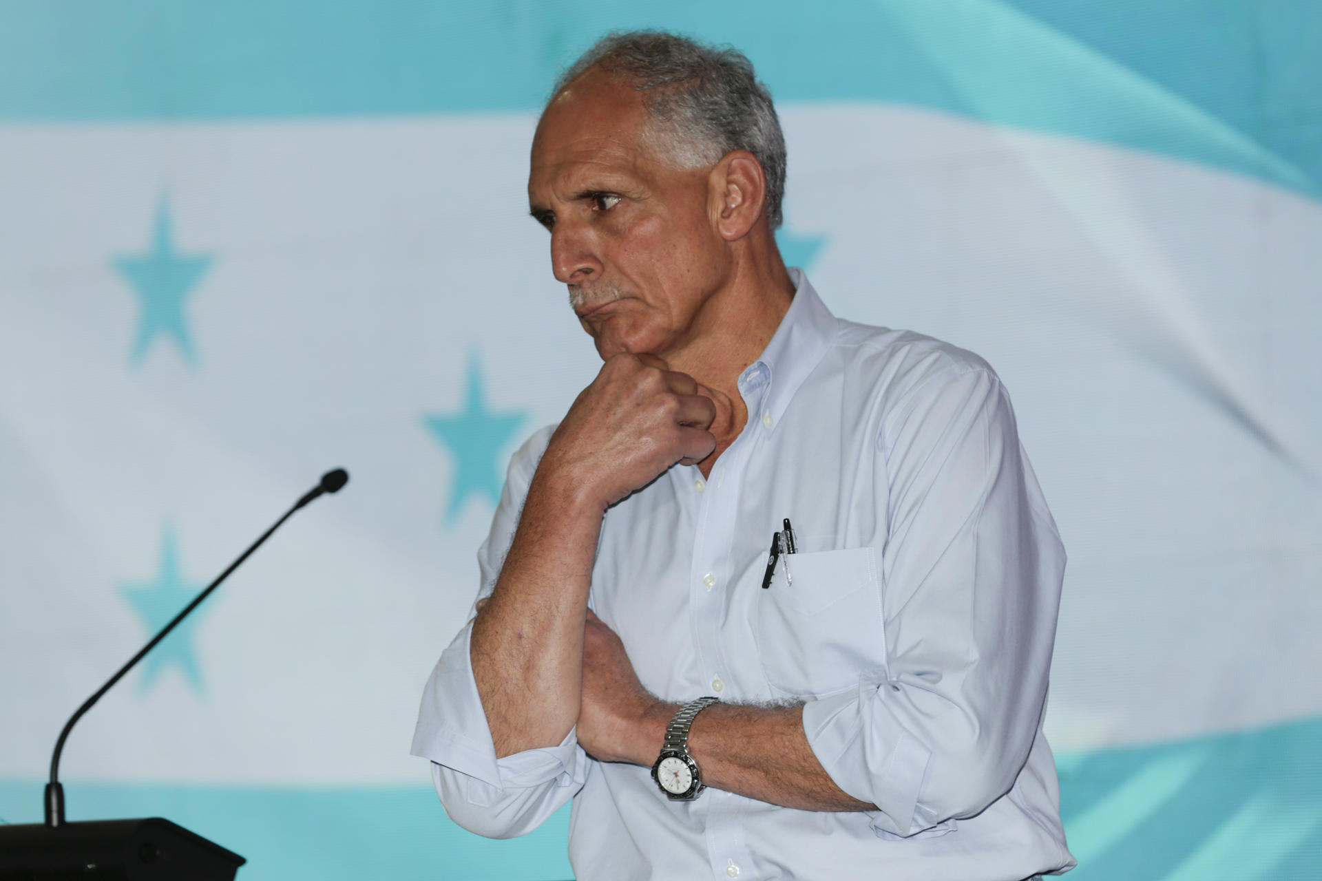 El candidato a la presidencia de Honduras por el Partido Nacional, Nasrya Asfura, al asistir este martes, 5 de agosto, a la firma del acuerdo anticorrupción, Honduras primero: una promesa que se exige, un deber que se cumple, en Tegucigalpa (Honduras). EFE/Gustavo Amador