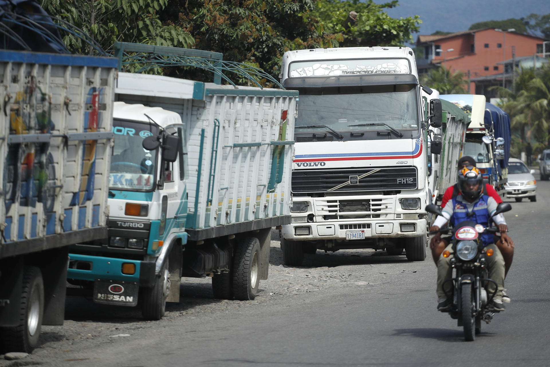 Camiones estacionados esperan para abastecerse de combustible este sábado, en Villa Tunari (Bolivia). EFE/ Rodrigo Sura
