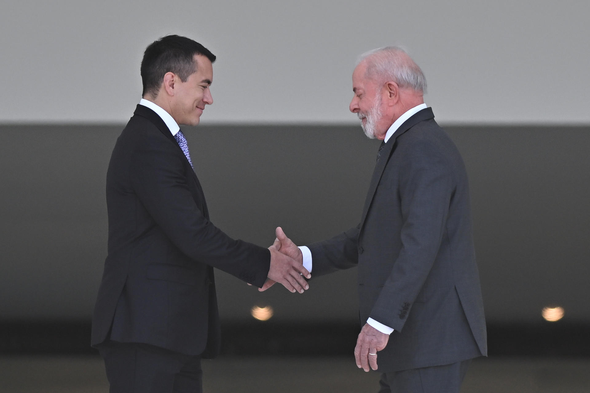 El presidente de Brasil, Luiz Inácio Lula da Silva (d), recibe a su homólogo de Ecuador, Daniel Noboa, para discutir asuntos de cooperación y alternativas para potenciar la relación en medio de la guerra comercial desatada por Estados Unidos, este lunes en Brasilia (Brasil). EFE/ Andre Borges