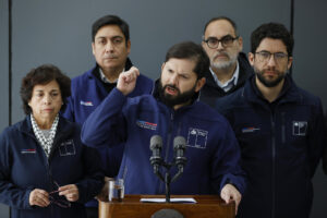 El presidente de Chile, Gabriel Boric (c), habla junto a la ministra de minería, Aurora Williams (i), y otras autoridades durante una rueda de prensa este sábado, en las oficinas centrales de la División El Teniente en Rancagua (Chile). EFE/ Elvis González