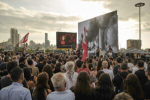 Cientos de personas marchan este lunes por las calles de Beirut en el quinto aniversario de la explosión del puerto, para recordar a las víctimas y exigir justicia. EFE/Edgar Gutiérrez