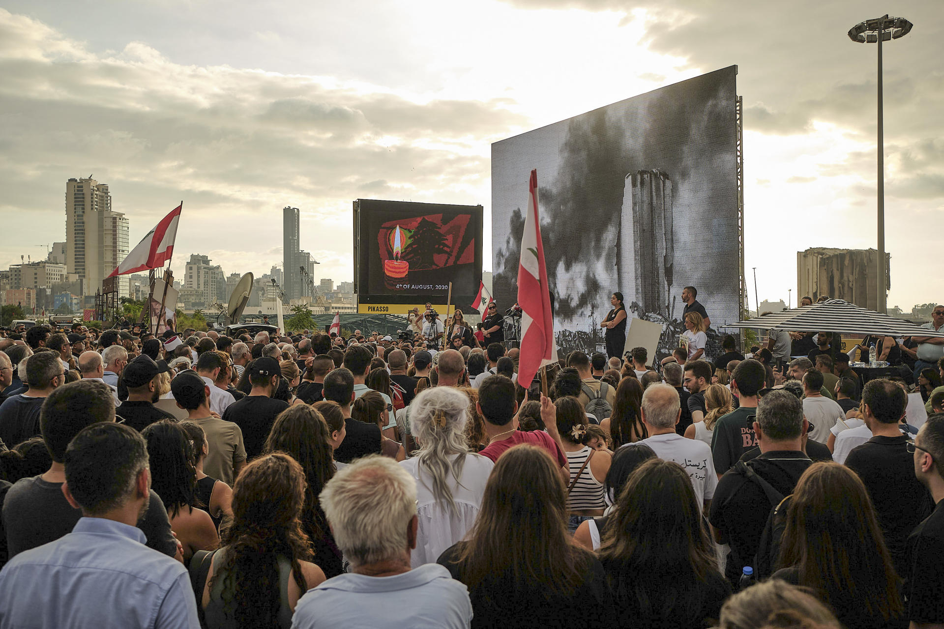 Cientos de personas marchan este lunes por las calles de Beirut en el quinto aniversario de la explosión del puerto, para recordar a las víctimas y exigir justicia. EFE/Edgar Gutiérrez
