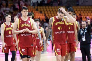 Jugadores españoles se marchan apesadumbrados de la pista tras perder contra Georgia en su primer partido del grupo C del EuroBasket 2025, disputado este jueves en Limassol. EFE/ GEORGI LICOVSKI