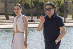 La actriz María Valverde (i), se presenta como directora en el Atlàntida Mallorca Film Festival con el documental 'El canto de las manos', bajo la batuta de Gustavo Dudamel (d), este domingo en la 15ª edición del Festival de cine Atlàntida Mallorca Film Fest.-EFE/ Cati Cladera
