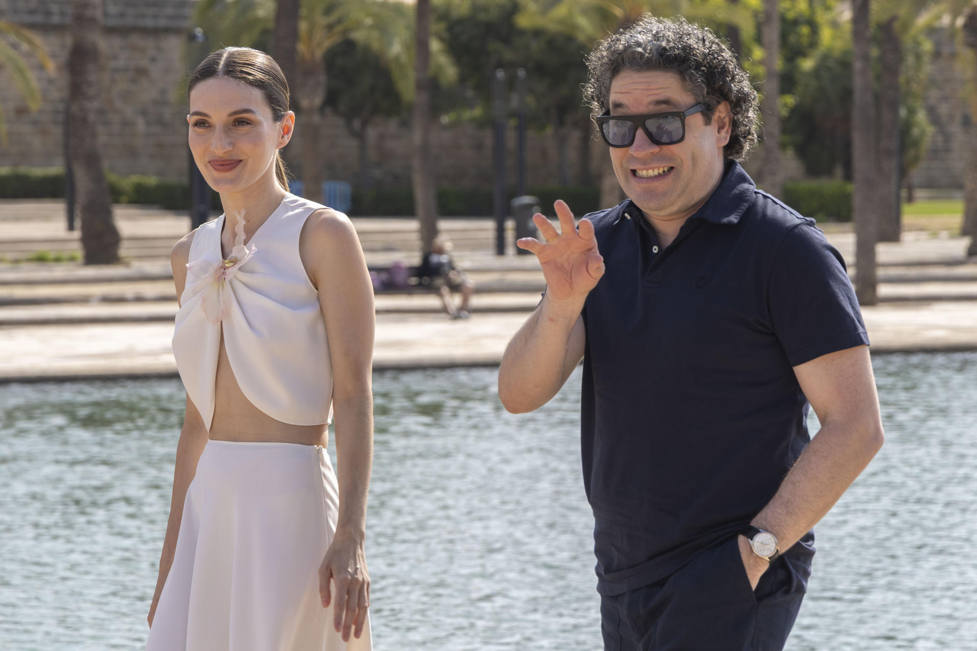 La actriz María Valverde (i), se presenta como directora en el Atlàntida Mallorca Film Festival con el documental 'El canto de las manos', bajo la batuta de Gustavo Dudamel (d), este domingo en la 15ª edición del Festival de cine Atlàntida Mallorca Film Fest.-EFE/ Cati Cladera