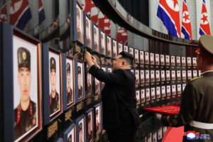 Foto sin fecha proporcionada por la agencia oficial de Corea del Norte en la que se ve al líder del país, Kim Jong Un (C), colocar la Medalla al Heroísmo en los retratos de soldados muertos en operaciones en el extranjero, sin especificar donde, pero presuntamente en la guerra de Ucrania. EFE/EPA/KCNA EDITORIAL USE ONLY