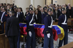 Integrantes del Batallón Guardia Presidencial trasladan el féretro del fallecido senador y precandidato presidencial Miguel Uribe Turbay el miércoles 13 de agosto de 2025, en la catedral Primada en Bogotá (Colombia). EFE/Carlos Ortega