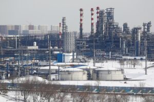 Foto archivo. Vista de la Refinería de Petróleo de Moscú Gazpromneft MNPZ JSC en Moscú, Rusia. EFE/EPA/MAXIM SHIPENKOV