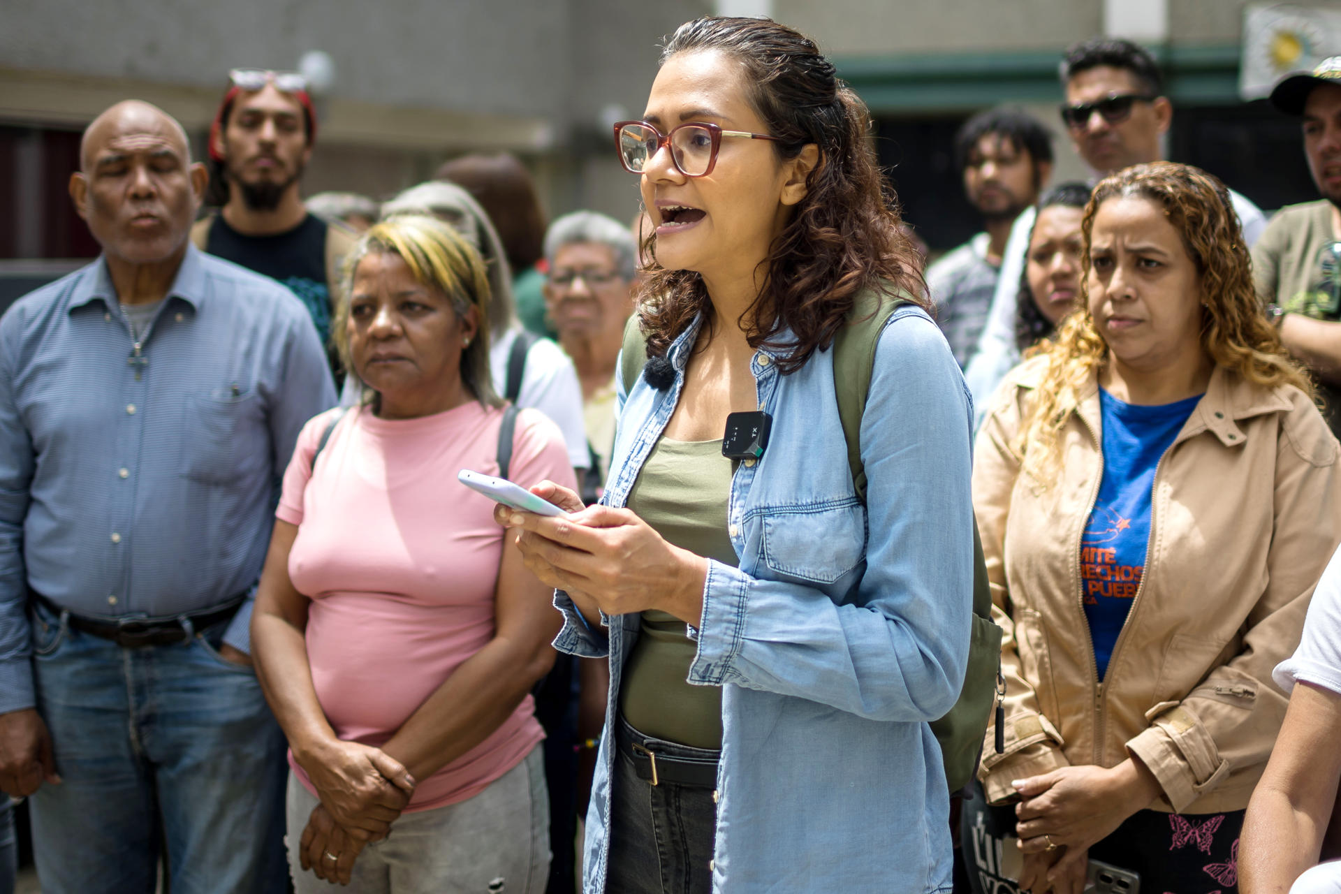 Neirlay Andrade participa en una rueda de prensa junto a integrantes de grupos activistas y derechos humanos este lunes, en Caracas (Venezuela). EFE/ Miguel Gutiérrez