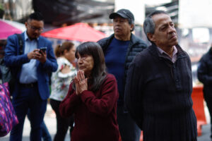Cristina Becerril (i) y Rubén Espinosa padres del fotógrafo Rubén Espinosa participan en una protesta por el esclarecimiento del asesinato de su hijo y cuatro feminicidios, este jueves en la Fiscalía General de Justicia de la Ciudad de México (México). EFE/ Sáshenka Gutiérrez