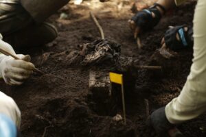 Fotografía de archivo de una excavación liderada por investigadores del Equipo Argentino de Antropología Forense (EAAF), en San Vicente (El Salvador). EFE/Rodrigo Sura