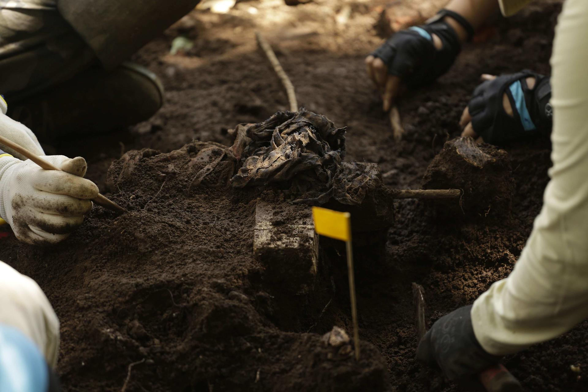 Fotografía de archivo de una excavación liderada por investigadores del Equipo Argentino de Antropología Forense (EAAF), en San Vicente (El Salvador). EFE/Rodrigo Sura