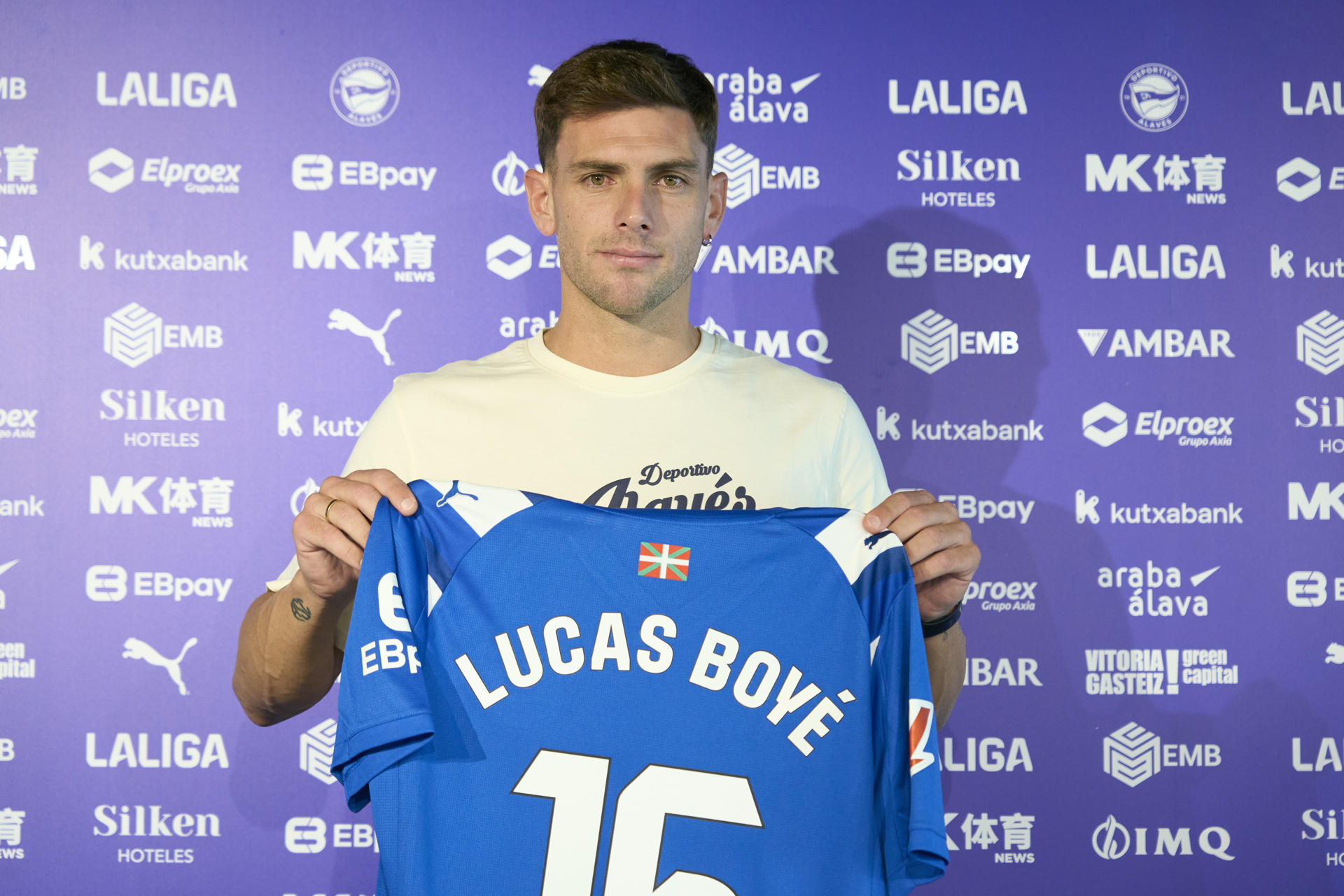 El jugador de fútbol argentino Lucas Boyé durante la presentación este lunes en Mendizorroza como nuevo jugador del Deportivo Alavés. EFE/ L. Rico