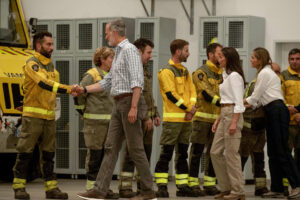 El rey Felipe VI y la reina Letizia durante su visita a las zonas afectadas por los incendios este jueves en Galicia. EFE/Brais Lorenzo