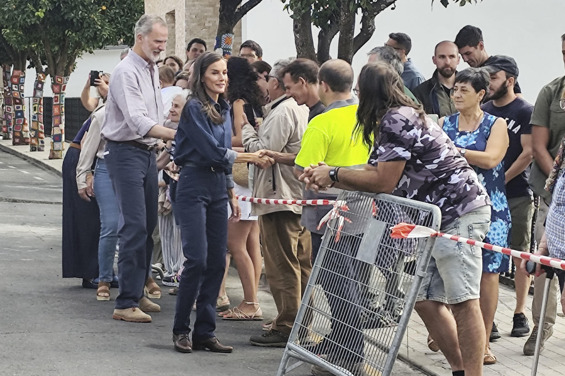 Los reyes de España, Felipe VI y Letizia, saludan a un grupo de vecinos mientras visitan este viernes Rebollar (Cáceres), como parte de su recorrido por algunos de los lugares más afectados por el incendio forestal de Jarilla (Cáceres), considerado el más virulento de la historia más reciente de Extremadura y que asoló 17.350 hectáreas. EFE/ Eduardo Palomo
