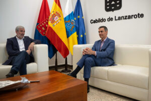 El presidente del Gobierno, Pedro Sánchez (d), ha recibido este lunes en Lanzarote al jefe del Ejecutivo canario, Fernando Clavijo (i), un encuentro que se produce aprovechando las vacaciones del presidente del gobierno en la isla y para abordar, entre otros temas, la migración, la agenda canaria y los presupuestos. EFE/ Adriel Perdomo
