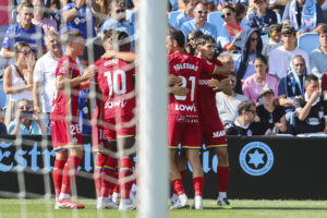 El defensa del Celta de Vigo Marcos Alonso Mendoza (d) lucha por el balón con el centrocampista del Getafe Adrián Liso (i) durante el partido de LaLiga disputado este domingo en el estadio de Balaídos en Vigo. EFE/ Salvador Sas