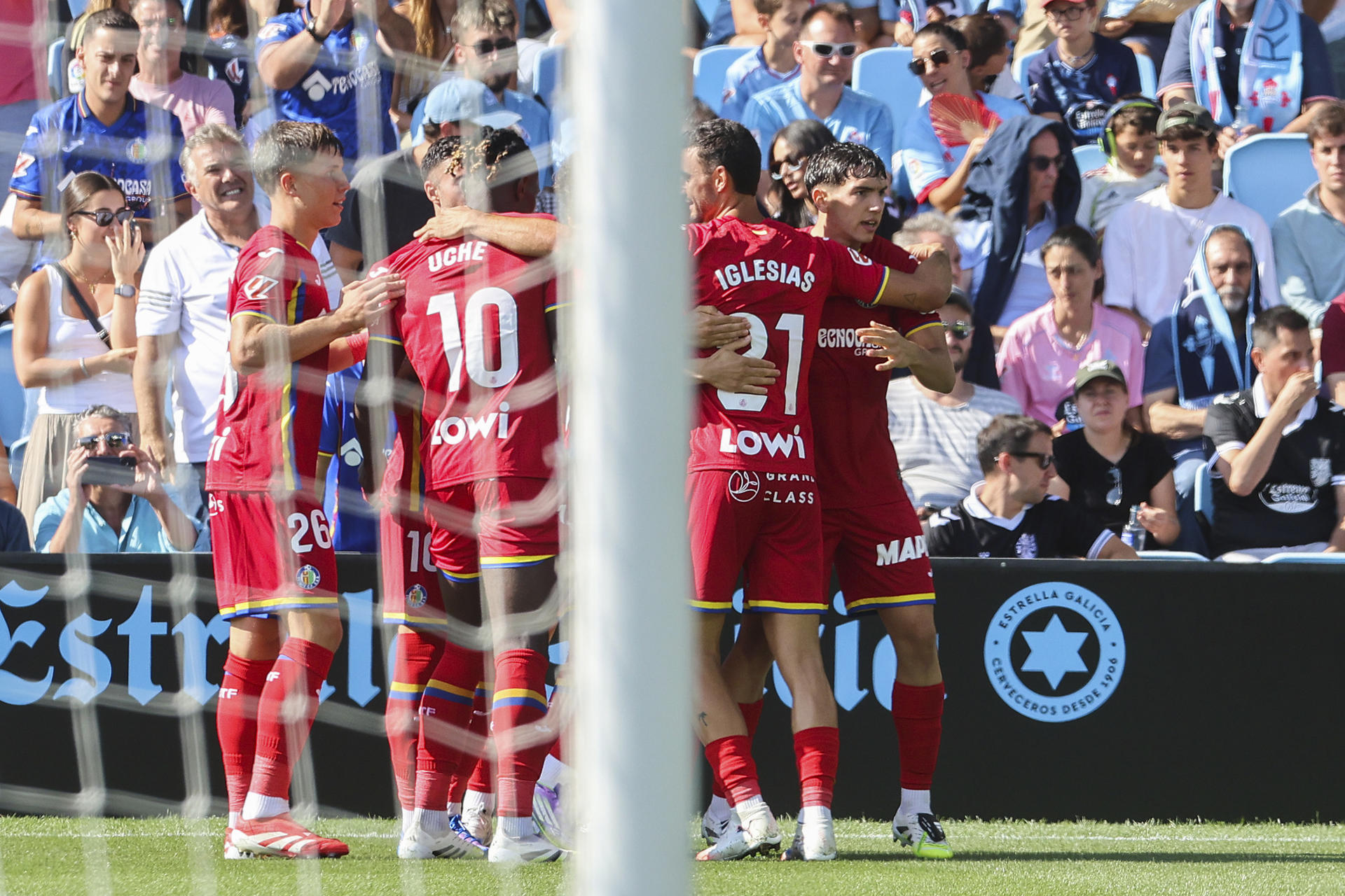 Los jugadores del Getafe celebran el primer gol del equipo, conseguido por Adrián Liso, durante el partido de la primera jornada de LaLiga que Celta de Vigo y Getafe CF disputan este domingo en el estadio de Balaídos. EFE/ Salvador Sas