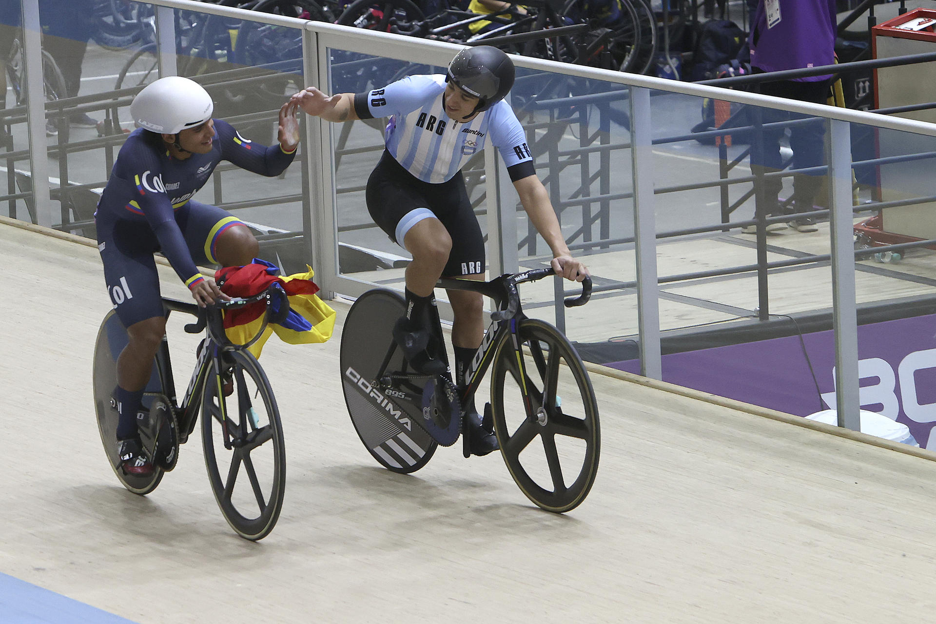 Nicolás Olivera (i) de Colombia y Matías Murillo de Argentina celebran al ganar las medallas de oro y plata, respectivamente, en la categoría ciclismo de pista keirin masculino en los II Juegos Panamericanos Junior ASU 2025. EFE/Rodrigo Sepulveda
