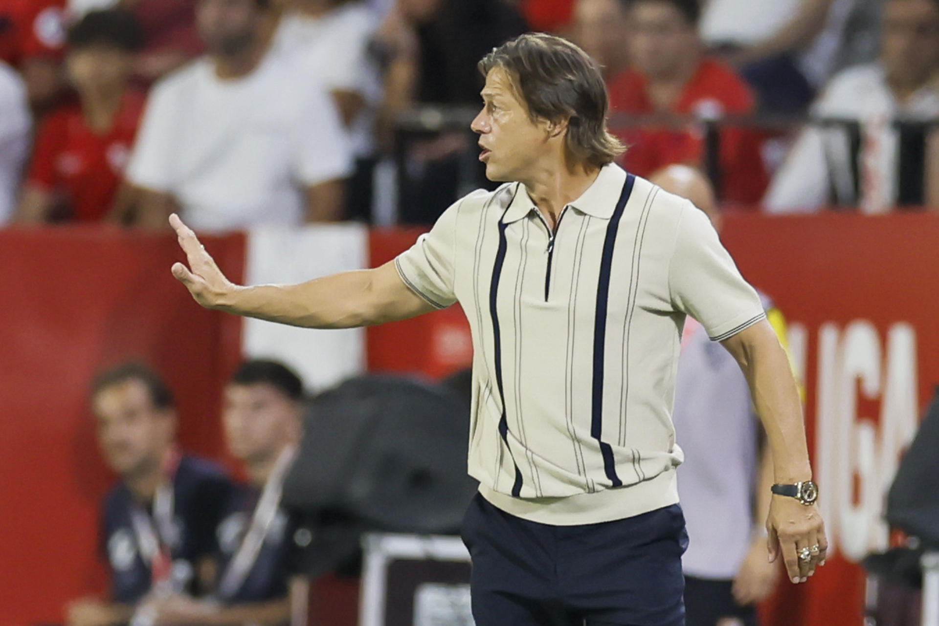 El entrenador del Sevilla, el argentino Matías Almeyda, durante el partido correspondiente a la segunda jornada de LaLiga EA Sports entre Sevilla y Getafe disputado el pasado lunes 25 en el estadio Sánchez Pizjuán de Sevilla. EFE/José Manuel Vidal