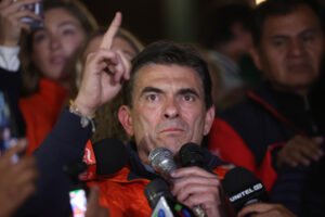 El candidato a la Presidencia de Bolivia por el Partido Demócrata Cristiano (PDC), Rodrigo Paz Pereira, al intervenir antes sus copartidarios, este domingo, 17 de agosto, luego de avanzar a la segunda vuelta de las elecciones generales, en La Paz (Bolivia). EFE/Luis Gandarillas