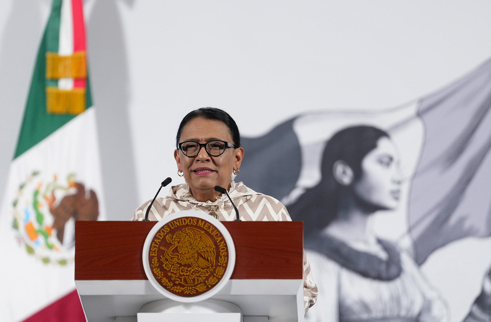 Fotografía cedida este viernes por la Presidencia de México, de la secretaria de Gobernación mexicana, Rosa Icela Rodríguez, durante una rueda de prensa de la presidenta de México, Claudia Sheinbaum, en Palacio Nacional de la Ciudad de México (México). EFE/Presidencia de México/SOLO USO EDITORIAL/NO VENTAS/SOLO DISPONIBLE PARA ILUSTRAR LA NOTICIA QUE ACOMAPAÑA(CRÉDITO OBLIGATORIO)