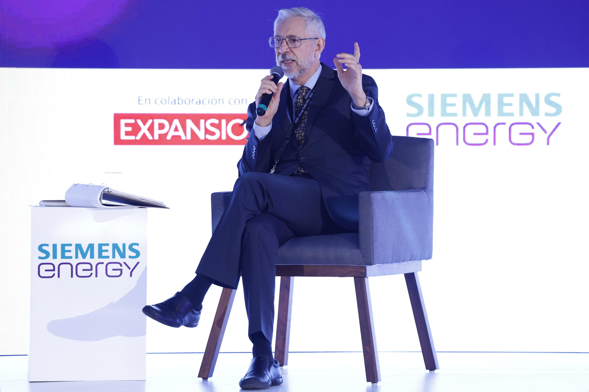 El subsecretario de Desarrollo Sostenible y Economía Circular del Gobierno de México, José Luis Samaniego, habla durante el foro ‘Energy Talks 2025’ este jueves, en la Ciudad de México (México). EFE/ Sáshenka Gutiérrez