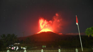 BANGKOK, 02/08/2025.- Las autoridades de Indonesia reactivaron este sábado la alerta máxima, de nivel IV, por una nueva erupción del volcán Lewotobi Laki-Laki, en la isla oriental de Flores, donde esta madrugada una columna de cenizas se elevó 18 kilómetros desde el cráter, como ocurrió en la primera semana de julio. La agencia de vulcanología del país asiático explicó en un reporte matutino que la erupción se extendió durante unos 14 minutos y expulsó cenizas que alcanzaron los 19,5 kilómetros sobre el nivel del mar, una capa gruesa y oscura que se inclina al suroeste, el oeste y el noroeste de la isla. EFE/ Ministerio De Energía Y Recursos Minerales De Indonesia SOLO USO EDITORIAL/SOLO DISPONIBLE PARA ILUSTRAR LA NOTICIA QUE ACOMPAÑA (CRÉDITO OBLIGATORIO)
