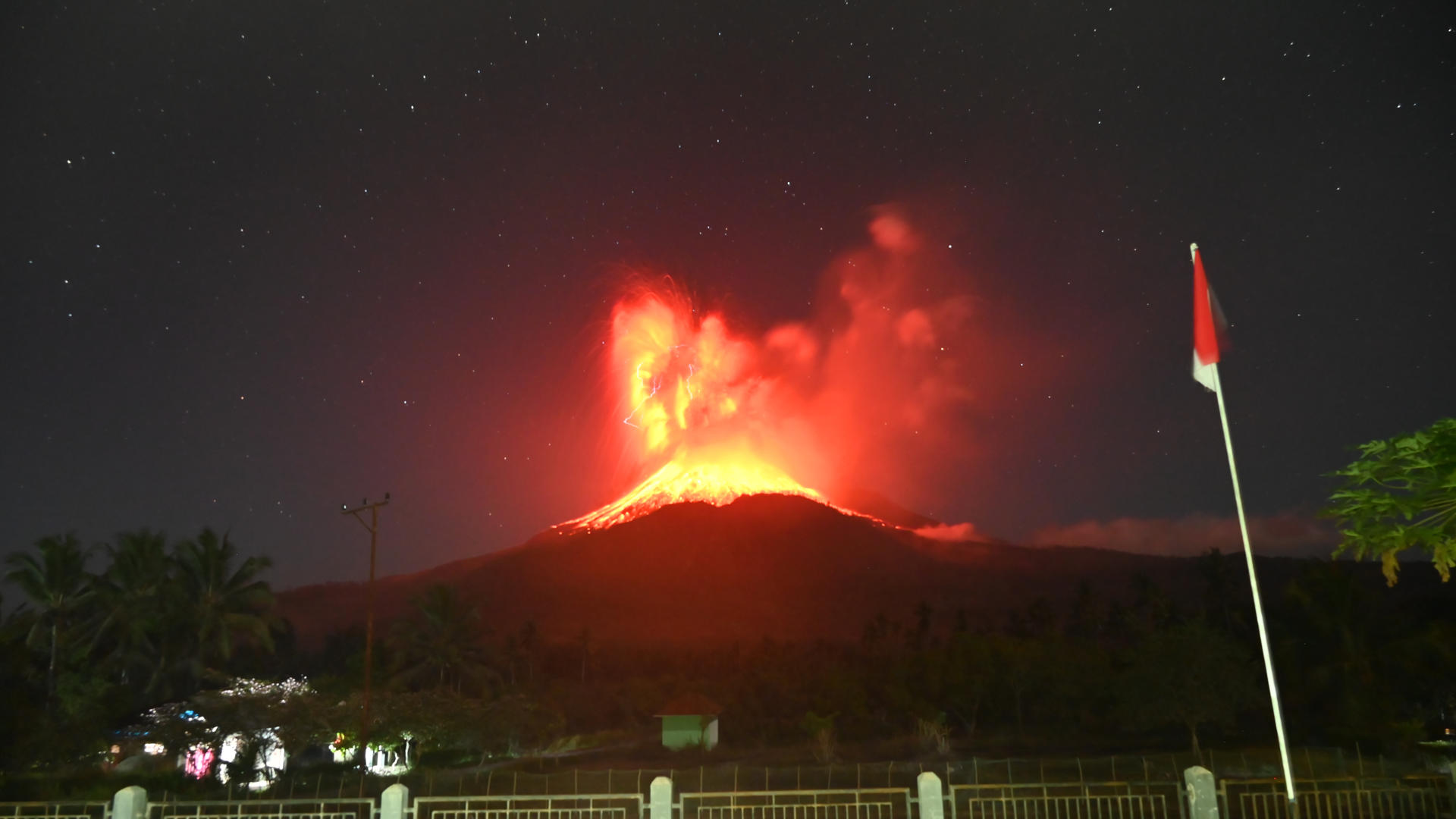 BANGKOK, 02/08/2025.- Las autoridades de Indonesia reactivaron este sábado la alerta máxima, de nivel IV, por una nueva erupción del volcán Lewotobi Laki-Laki, en la isla oriental de Flores, donde esta madrugada una columna de cenizas se elevó 18 kilómetros desde el cráter, como ocurrió en la primera semana de julio. La agencia de vulcanología del país asiático explicó en un reporte matutino que la erupción se extendió durante unos 14 minutos y expulsó cenizas que alcanzaron los 19,5 kilómetros sobre el nivel del mar, una capa gruesa y oscura que se inclina al suroeste, el oeste y el noroeste de la isla. EFE/ Ministerio De Energía Y Recursos Minerales De Indonesia SOLO USO EDITORIAL/SOLO DISPONIBLE PARA ILUSTRAR LA NOTICIA QUE ACOMPAÑA (CRÉDITO OBLIGATORIO)