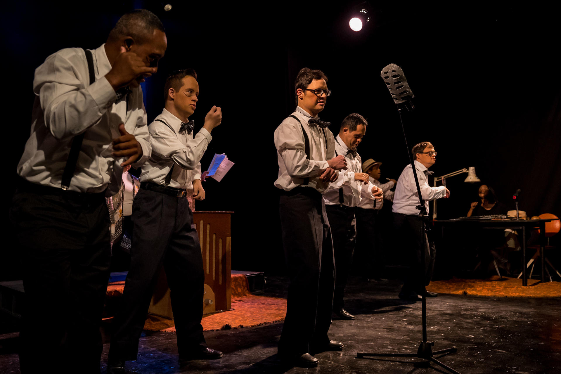 Un grupo de actores participan en una obra de teatro este jueves, en Caracas (Venezuela). EFE/ Miguel Gutierrez
