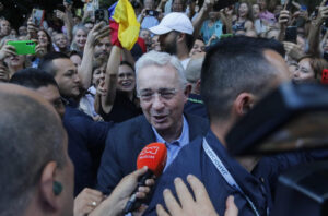 El expresidente de Colombia Álvaro Uribe (2002-2010) da una declaración este miércoles, en Sabaneta (Colombia). EFE/ STR