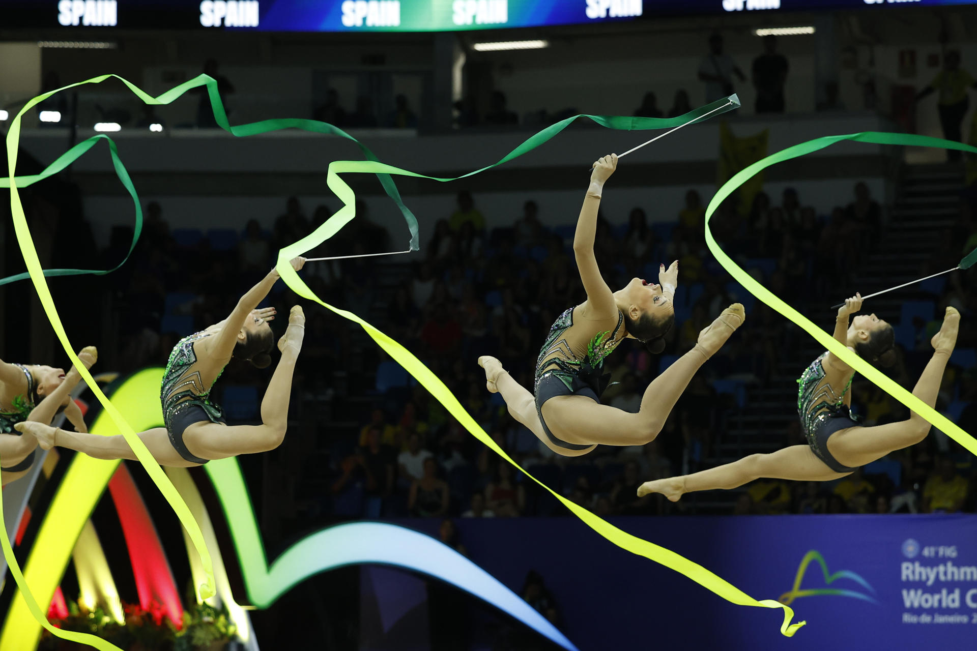Gimnastas del equipo de España compiten en la categoría de gimnasia rítmica con cinta este domingo en el Campeonato Mundial de Gimnasia Rítmica en Río de Janeiro (Brasil). EFE/ Antonio Lacerda