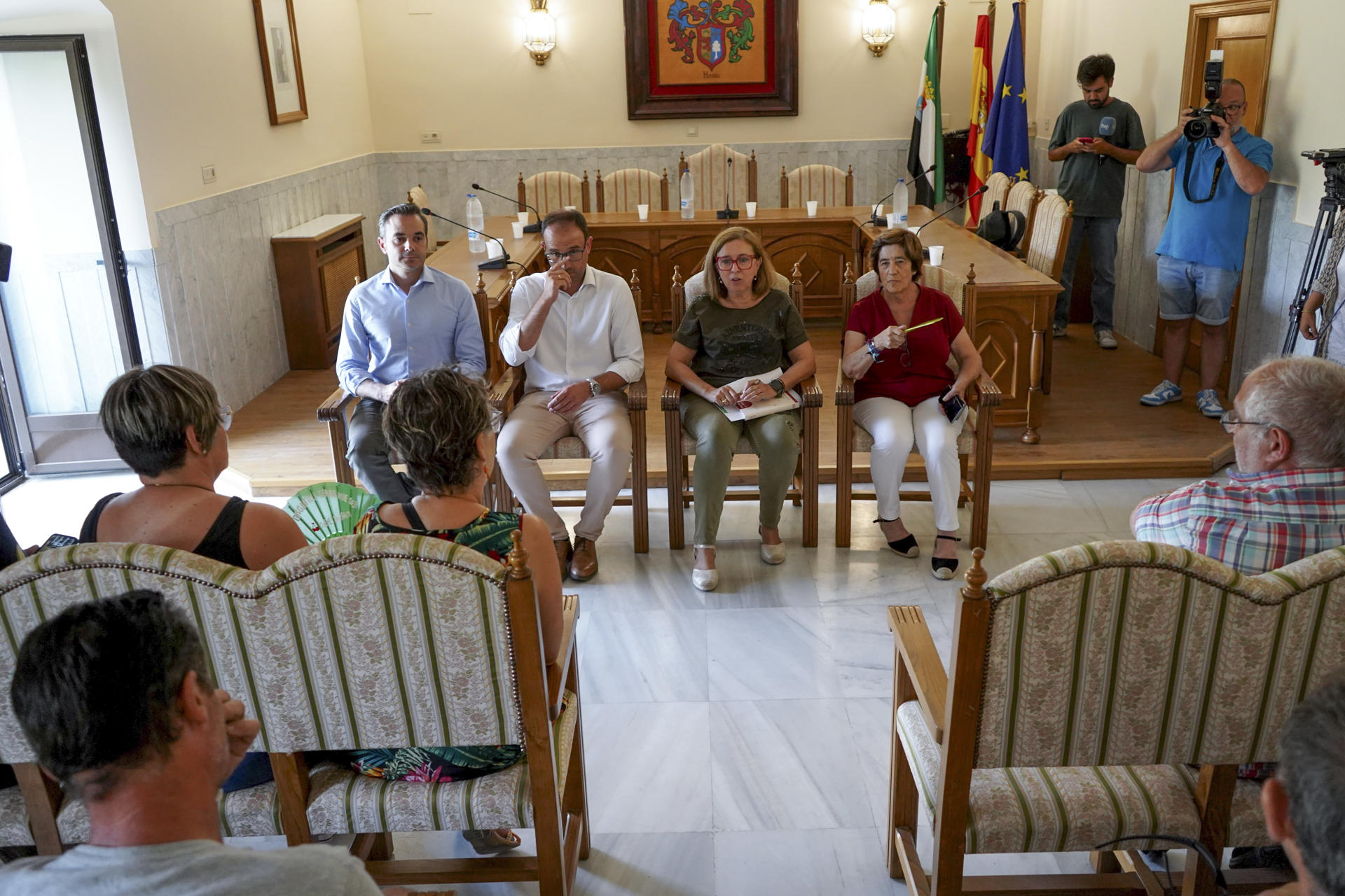 La consejera de Agricultura, Ganadería y Desarrollo Sostenible de Extremadura, Mercedes Morán (2d), ha asegurado que los agricultores y ganaderos afectados por el incendio de Jarilla cobrarán la PAC con normalidad y contarán con apoyo inmediato, mientras se evalúan los daños y se distribuye paja para alimentar al ganado en las zonas afectadas. EFE/ Eduardo Palomo