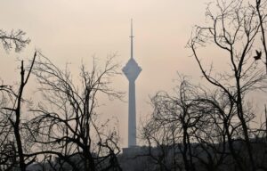 En la imagen de archivo, vista de la Torre Milad bajo una niebla de contaminación en Teherán, Irán. EFE/Abedin Taherkenareh