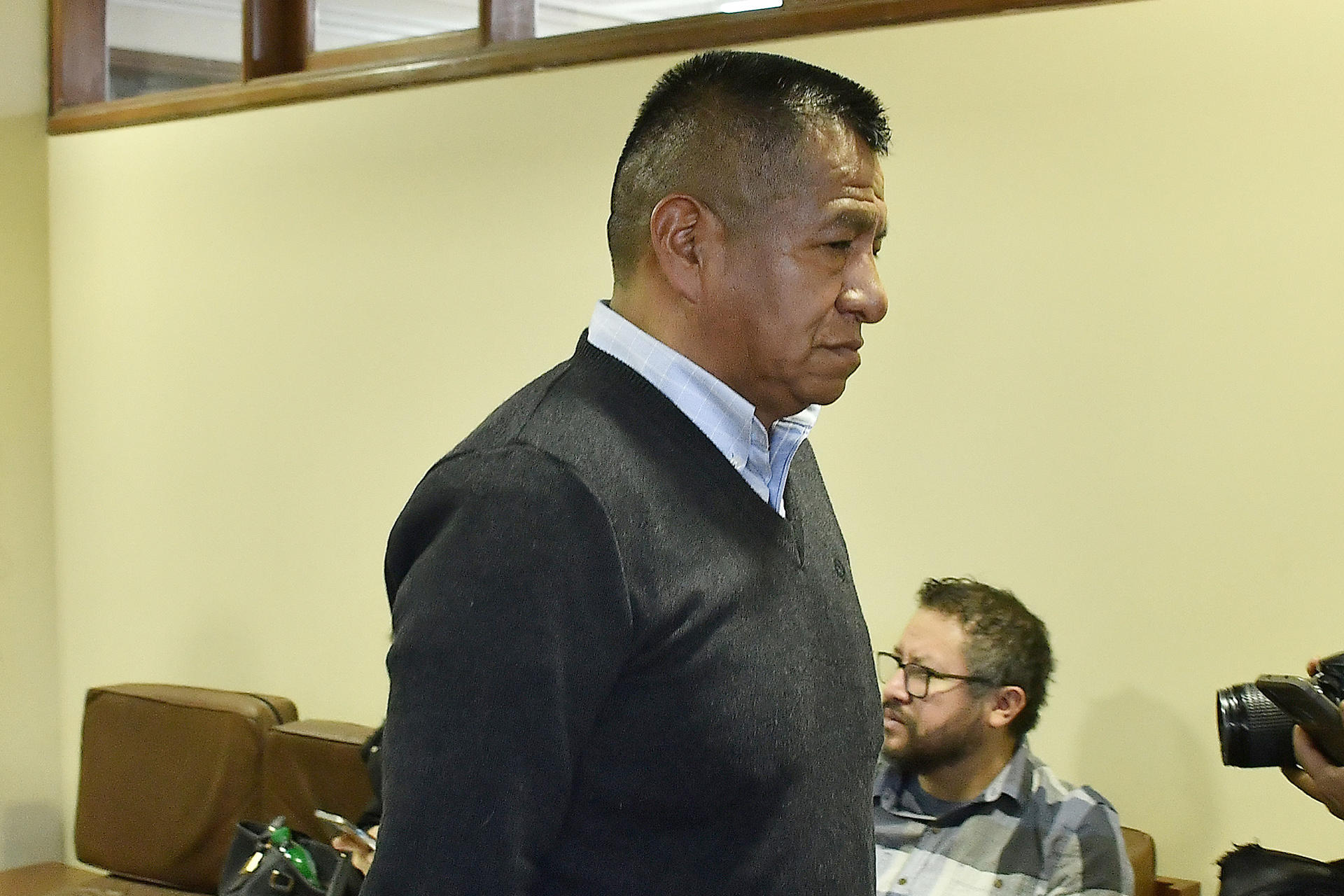El vocero de la Comunidad Boliviana de Sobrevivientes (CBS), Pedro Lima, asiste a una audiencia este viernes, en Cochabamba (Bolivia). EFE/ Jorge Ábrego
