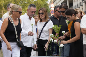 Familiares de las víctimas realizan una ofrenda floral durante el homenaje por el octavo aniversario del 17A este domingo, en Barcelona. Las autoridades han cedido el protagonismo a las víctimas en el acto de homenaje institucional en Barcelona por el octavo aniversario de los atentados del 17A, que causaron 16 muertos y más de un centenar de heridos, con un emotivo minuto de silencio y una ofrenda floral con claveles blancos. EFE/ Alejandro García