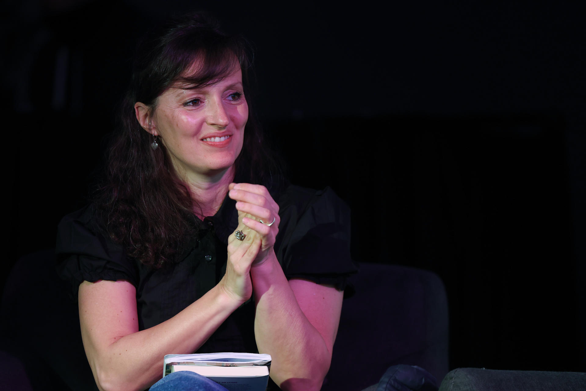 La investigadora Carolina Spataro asiste a la charla 'Los desafíos del feminismo frente al avance de los discursos y políticas de ultraderecha' este domingo, durante la Feria de Editores (FED) 2025 en Buenos Aires (Argentina). EFE/ Juan Ignacio Roncoroni