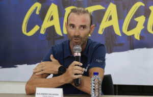 El exciclista español Alejandro Valverde habla durante una rueda de prensa este viernes, en Cartagena (Colombia). EFE/ Ricardo Maldonado Rozo